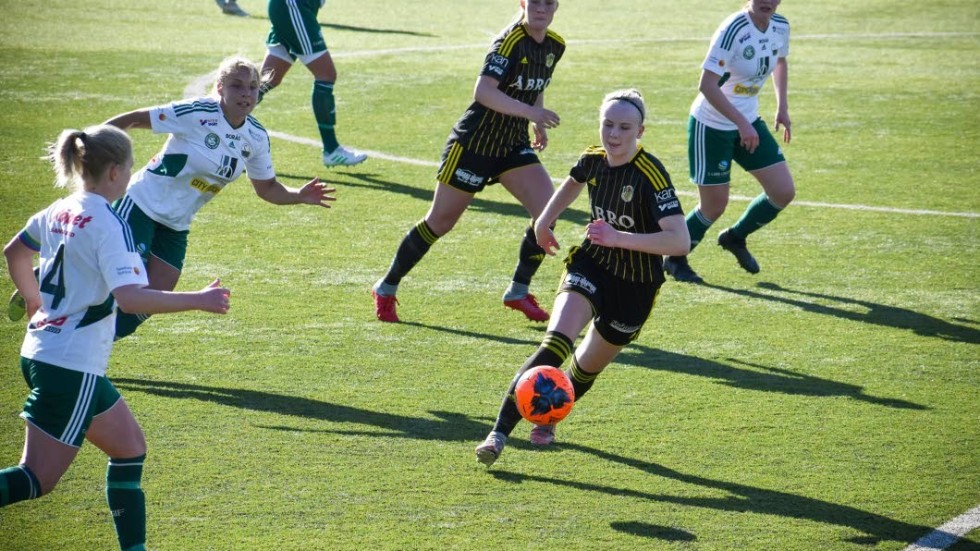 Stina Kägo Bragsjö blev stor matchhjälte för Vimmerby IF i 2–0-segern mot Sjömarken. Den snabba 16-åringen låg hela tiden steget före försvararna i bortalaget.