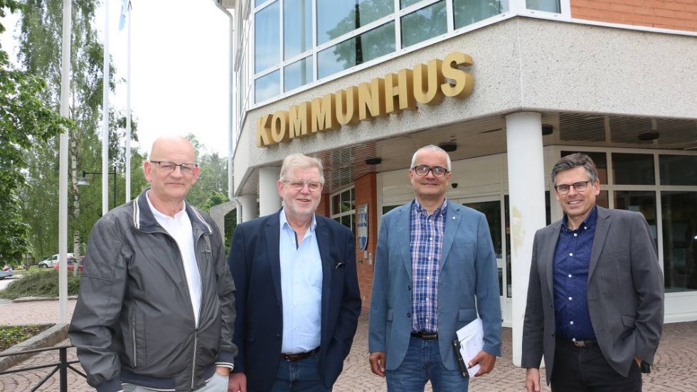 Åke Nilsson (D), Tommy Ejnarsson (V), Tomas Söreling (S)och Lars Rosander (C) från Kommunstyrelsen är överens om den nya budgeten.