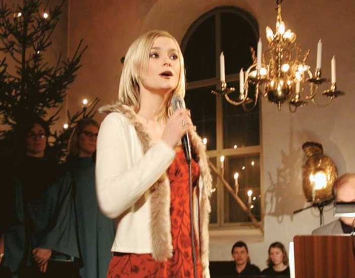 Sofia Källgren spred ljus och värme i Kisa kyrka.