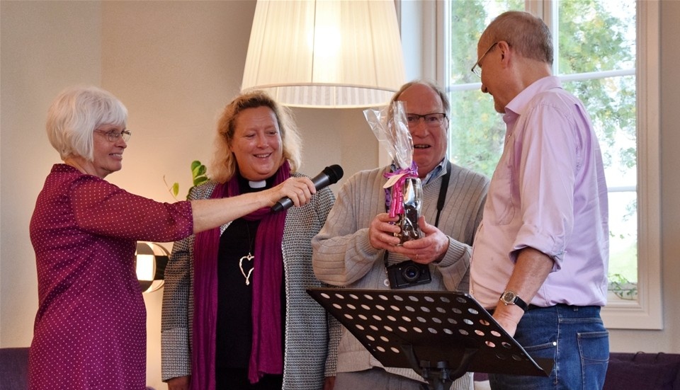 lena Abrahamsson, Helena Savén, Karl-Erik Jansson tackar Larsson efter föreläsningen.