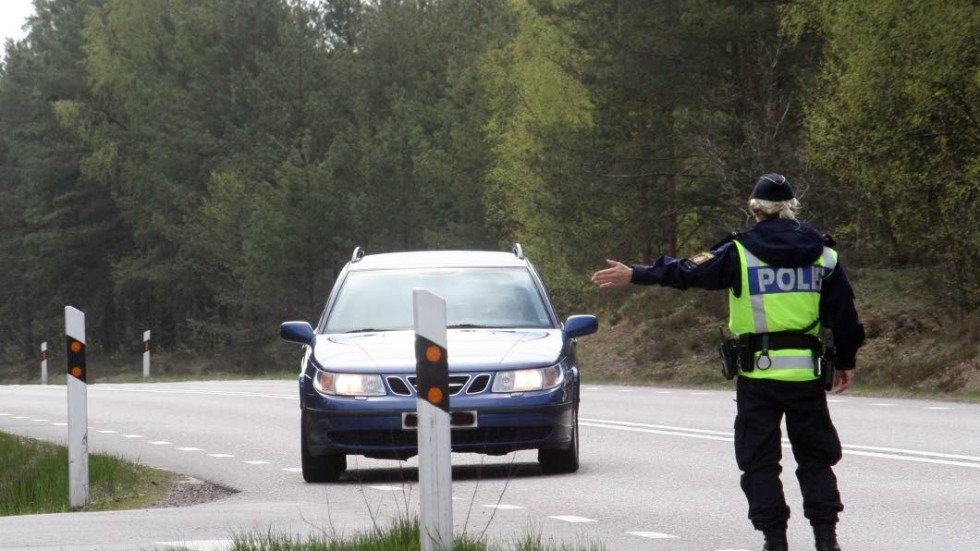 Genrelbild för poliskontroll. Den minderårige föraren stoppades av polisen på riksvägen utanför Vimmerby. Bilen på bilden har ingenting med domen att göra.