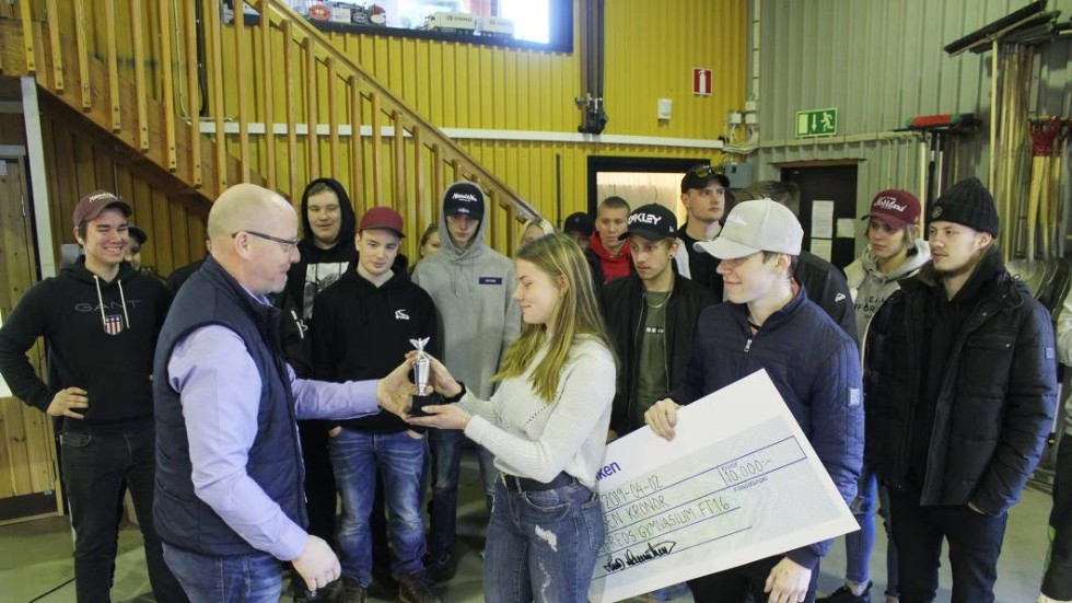 Thomas Hammarström, regionchef för Sveriges Åkeriföretag Småland och Öland,  överraskade eleverna på FT16 med ett fint andrapris i kunskapsprovet. Priset hämtades av Adelinn Westerling och Alex Pettersson.