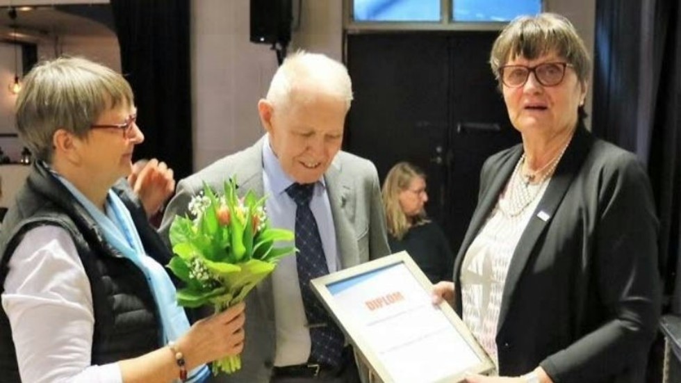 Birger Petersson avtackas med diplom av Birgitta Karlsson till höger Eva Winqvist till vänster.