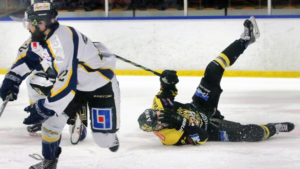Vimmerby Hockey tappar Oskar Carlsson i en månad efter en bruten knoge.