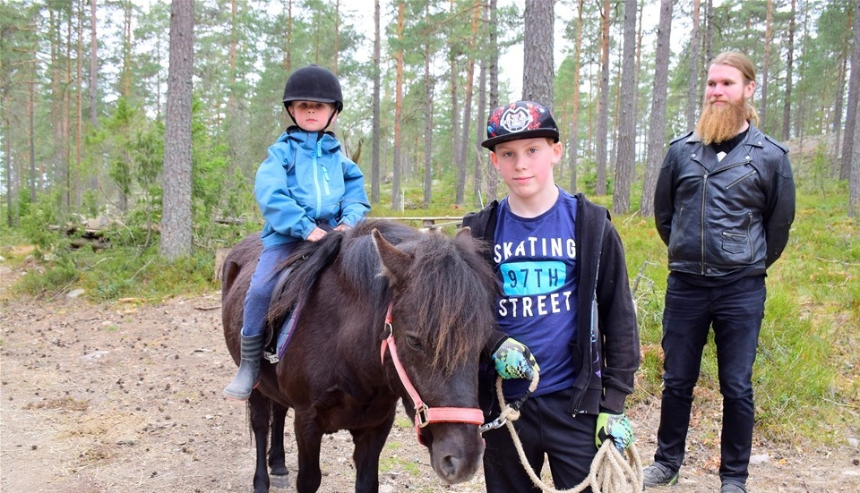 ”Det var guppligt” deklarerar Arn Larsson efter ridturen på Eriksgården. Denis Tinglöv hjälpte under dagen till att leda ponnyn. ”Det har kommit och gått ganska många” berättar han.