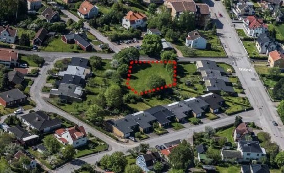 Här på grönområdet mellan radhusen i centrala Vimmerby föreslogs nya bostäder. Den planen stoppas nu, bland annat för att AL-skolans yngre barn har användning av grönområdet.