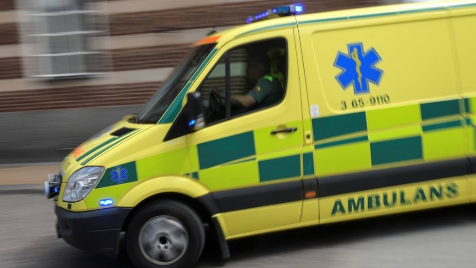 En ambulans som körde en gravid kvinna till förlossningen kolliderade i natt med ett vildsvin på riksväg 40.