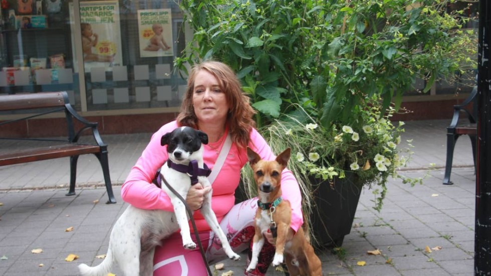 Anneli Rosenqvist med egna hunden Foxsi och lånehunden Jackson.