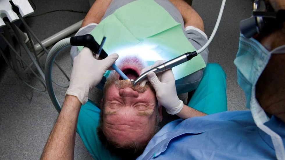 Tandvård borde in i högskostnadsskyddet, tycker insändarskribenten.