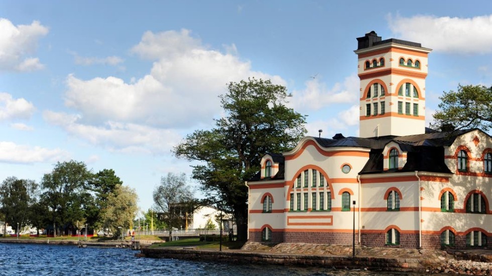 Det gamla varmbadhuset i Västervik uppfördes 1910.