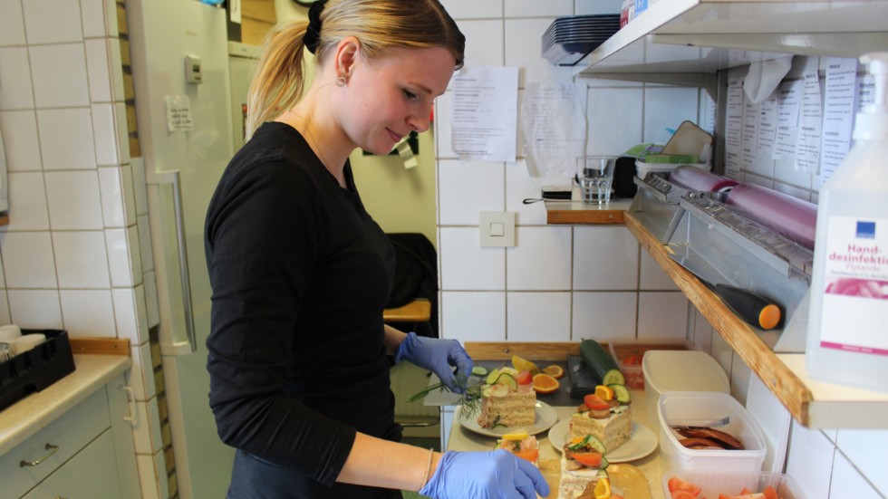 Elin Andersson lägger sista handen vid några smörgåstårtebitar.