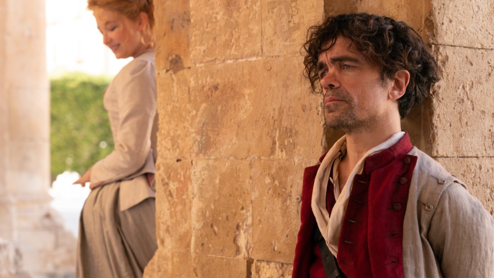 Haley Bennett som Roxanne och Peter Dinklage som Cyrano. Pressbild.