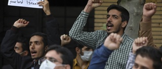 Protester mot Paludan utanför Sveriges ambassad i Teheran
