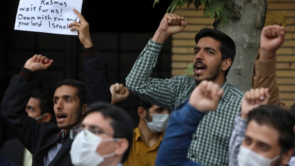 Bild från demonstrationen utanför Sveriges ambassad i Teheran i måndags.
