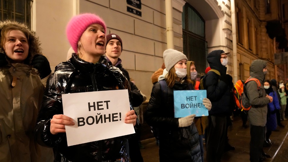 "Nej till kriget" står det på skyltarna som demonstranter i St Petersburg höll i händerna i slutet av februari 2022. Arkivbild.