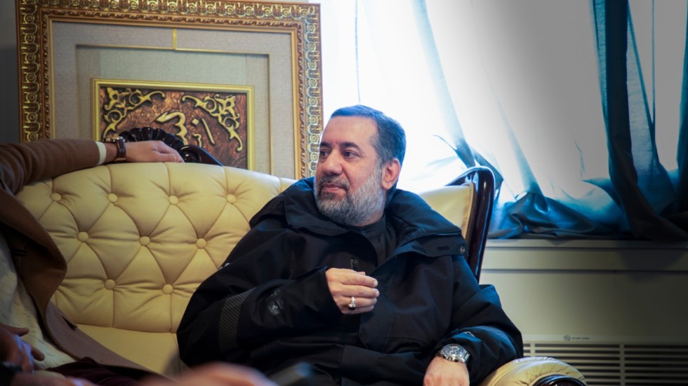 "Att bränna koranen är förstås inget som vi accepterar. Men vi förbereder de ungdomar som är medlemmar hos oss att möta folk med en annan åsikt och som kanske har det här extrema sättet att utöva sin tro på", säger imamen Hashim Al Mosawi.