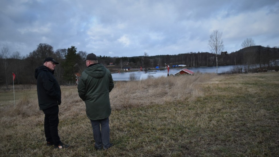 Andreas "Acke" Andersson tillsammans med Pierre Ländell (LPO) visar platsen där tomterna ligger.