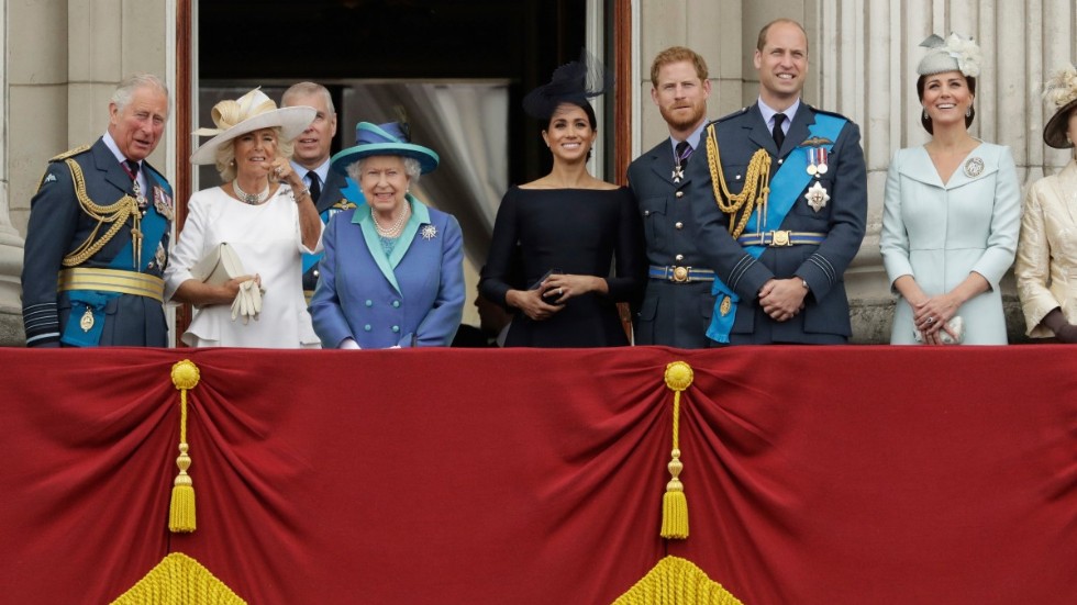 En brittisk kunglig balkongsammankomst i juli 2018. Från vänster prins Charles, hertiginnan av Cornwall, prins Andrew, drottning Elizabeth, hertiginnan av Sussex Meghan, prins Harry, prins William och hertiginnan av Cambridge Kate. Arkivbild.