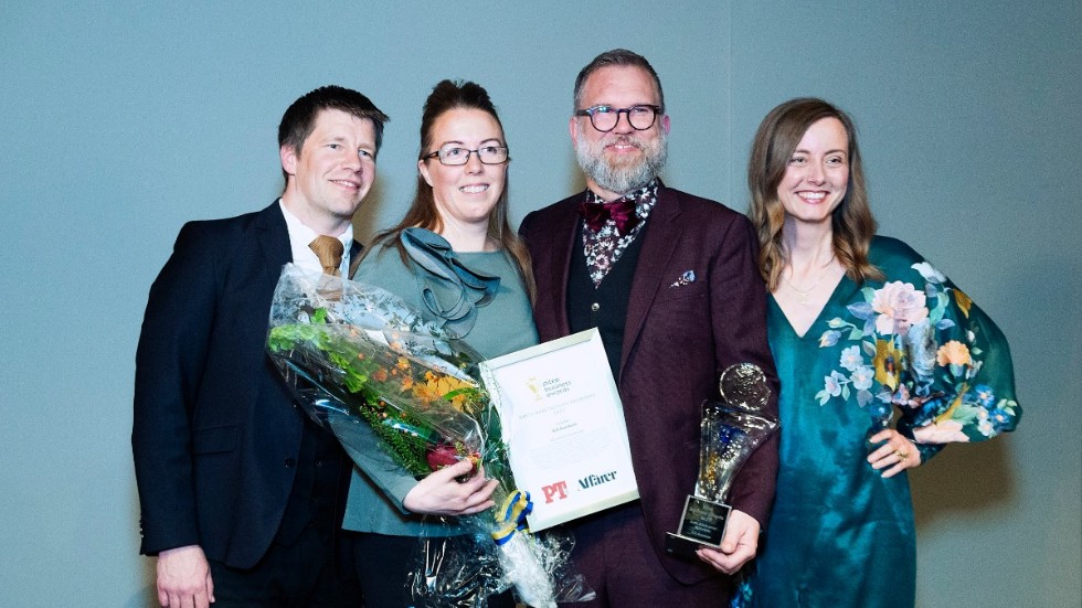 Norr Medias Sebastian Sandsten och Johanna Blylod delade ut priset Årets arbetsgivarvarumärke till Daniel och Jenny Stenmark, Ica kvantum.