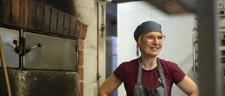 På Bostället bakar Karin Lorin bröd hela dagarna i den stora vedugnen • Satsar på närproducerat