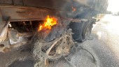 Brinnande lastbil på väg – stor trafikpåverkan