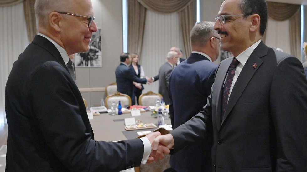 Statsminister Magdalena Anderssons statssekreterare Oscar Stenström, till vänster, skakar hand med Ibrahim Kalin, talesperson för Turkiets president Recep Tayyip Erdogan.