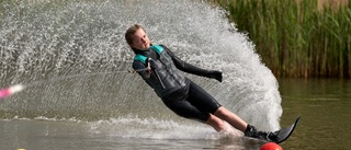 Meja Delving, 13, tävlar i vattenskidor – siktar på landslaget: "Typ den enda från Strängnäs som åker"