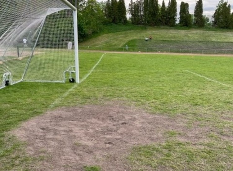 Att gräset runt målområdet är utslitet är inga konstigheter, men när stora delar av planen är på detta vis och höjdskillnaderna är påtagliga så blir det väldigt svårspelad fotboll, menar insändarskribenten.