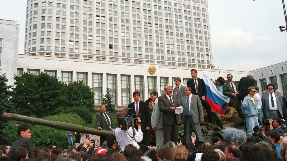 Boris Jeltsin, då president för Ryska sovjetiska federativa socialistrepubliken (Ryska SFSR), håller tal på en stridsvagn framför Vita huset i Moskva den 19 augusti 1991, efter att kommunistiska kuppmakare försökt avsätta president Gorbatjov och "rädda" Sovjetunionen.