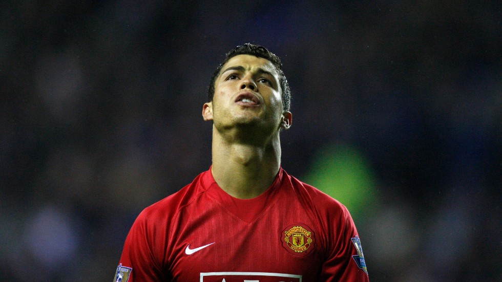 Cristiano Ronaldo i Manchester United-tröjan när det senast begav sig, 2009. Inför storstjärnans återkomst tolv år senare är dock inte alla klubbens supportrar lika glada. Detta på grund av den våldtäkt som superstjärnan anklagades för. Arkivbild.