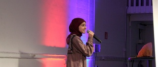 TV: Amena framför "Fångad av en stormvind" under galan