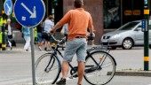 Kliv av cykeln så stannar bilarna