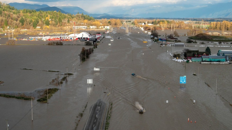 Båtar åker längs den översvämmade motorvägen Highway 1 i staden Abbotsford, öster om Vancouver i British Columbia.