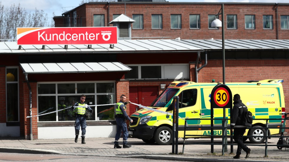 En kvinna dödades vid ett överfall vid järnvägsstationen i Linköping.
