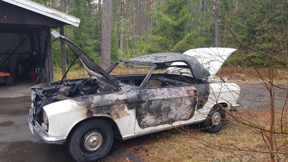 Det var en veteranbil som började brinna. Troligtvis på grund av ett maskinellt fel.