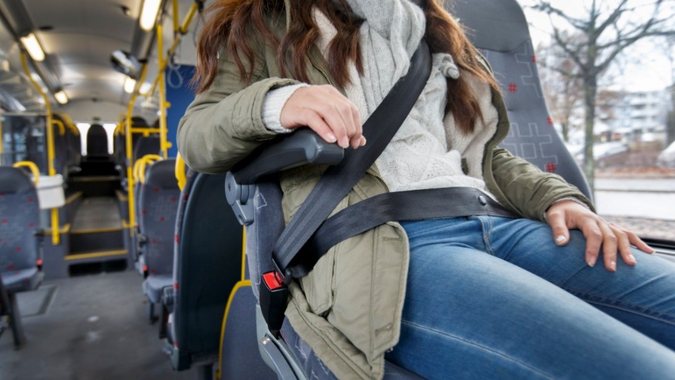 Skribenten uppmanar bussresenärer att sitta ner med bälte på tills bussen har stannat.
