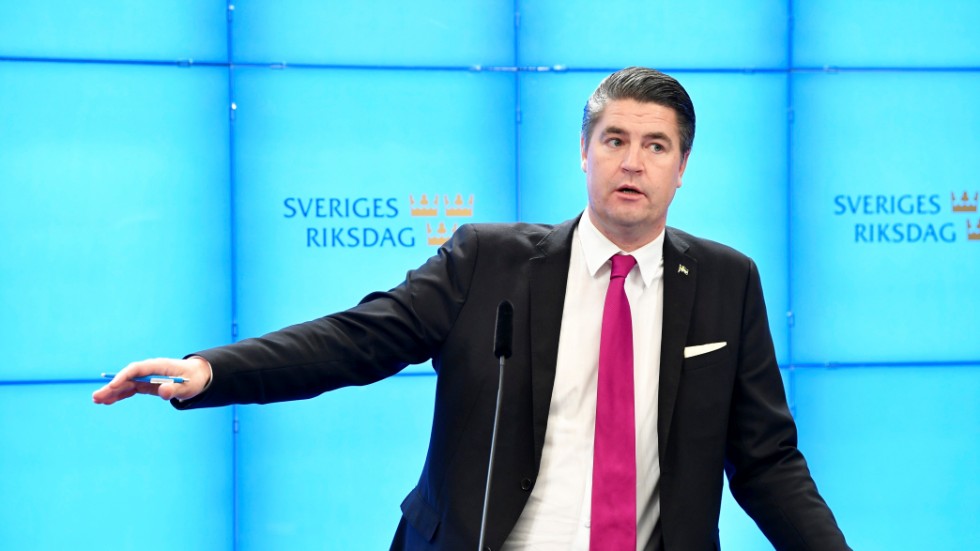 Sverigedemokraternas Oscar Sjöstedt, ekonomisk talesperson, presenterar partiets budgetmotion vid en pressträff i riksdagens presscenter.