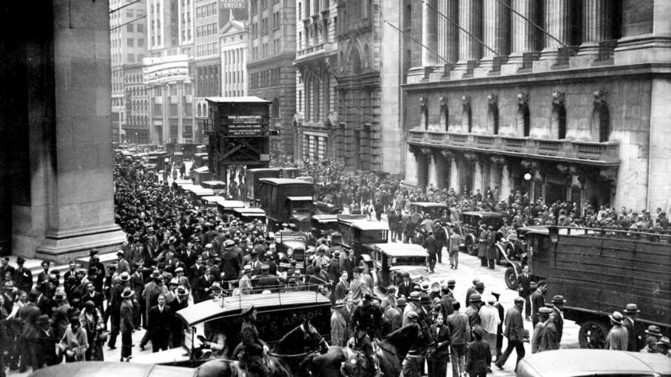 Börskraschen i oktober 1929 i New York. Den "svarta " sista veckan i oktober kraschade börsen i New-York. Tusentals förtvivlade aktiesparare samlades utanför på Wall Street. Arkivbild.