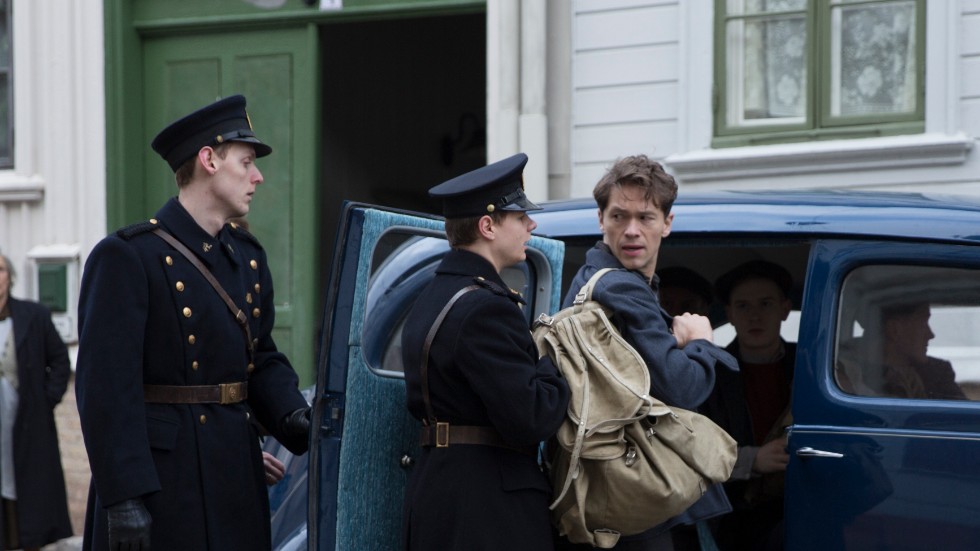 Jakob Oftebro ("Kon-Tiki", "Hamilton") övertygar i rollen som Charles Braude när Norge gör upp med sitt förflutna i filmen "Den största förbrytelsen".
