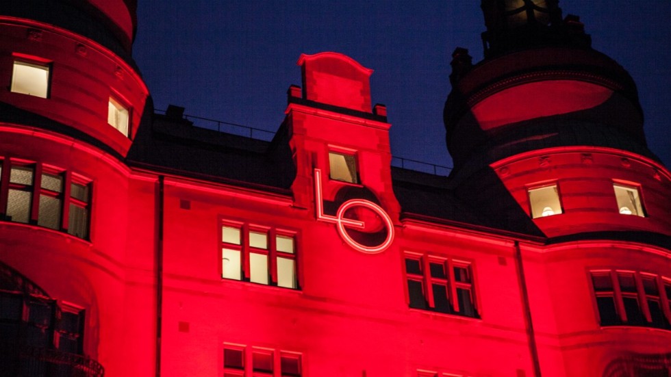 Röd belysning på LO-borgen i Stockholm. Arkivbild.