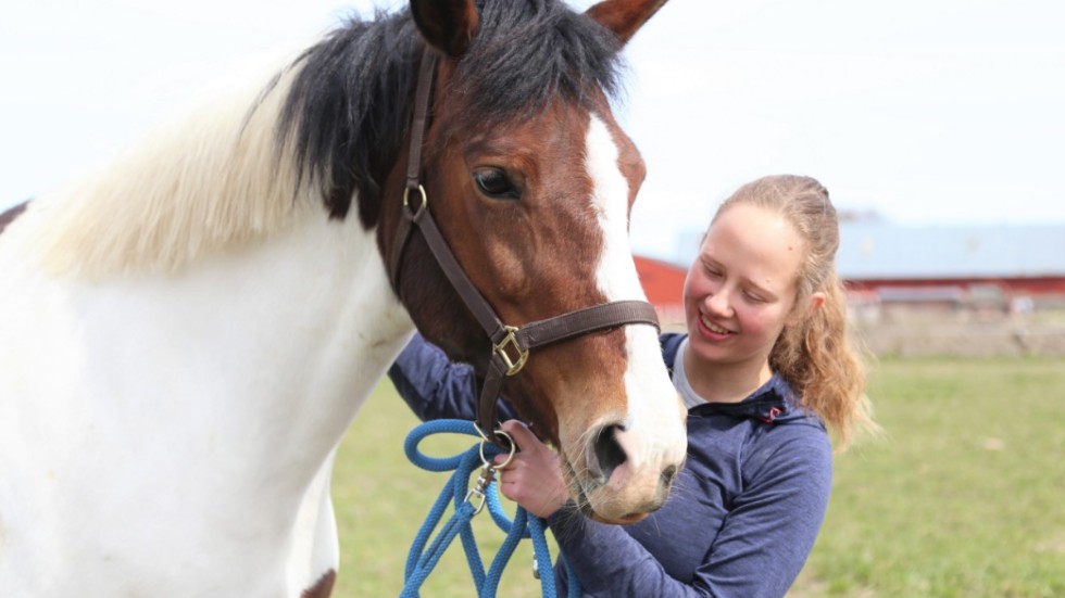 Lilli och hennes häst Sessan som hon håller på att utbilda. 