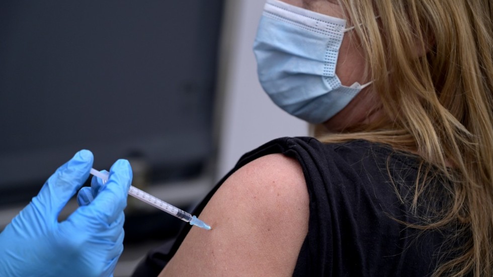 Vaccinationerna fortsätter. Samtidigt behöver fler covid-smittade vårdas inlagda på sjukhus.