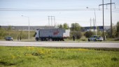 Lastbil och personbil i krock – polisen söker vittnen