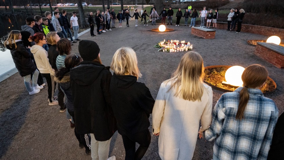 Blommor och ljus på den minnesplats som skapats vid Tjurasjö vid stationen i Höör på onsdagskvällen efter att den 18-årig flicka som varit försvunnen hittats död.