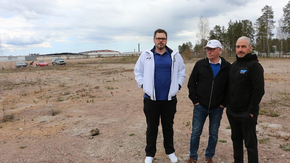  "Vi ska börja bygga i Hultsfred i dagarna, så fort vädret tillåter", säger Leif Sörensen, här i mitten. Till vänster syns Stefan Collin från KS Construction, till höger Christian Sörensen, Anncott. 