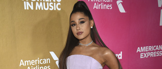 Ariana Grande hedrar terroroffer