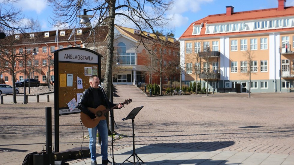 Per Backstad spelade på stora torget och han tycker att den här musiksatsningen borde gå på export norrut. I alla fall till Vimmerby.