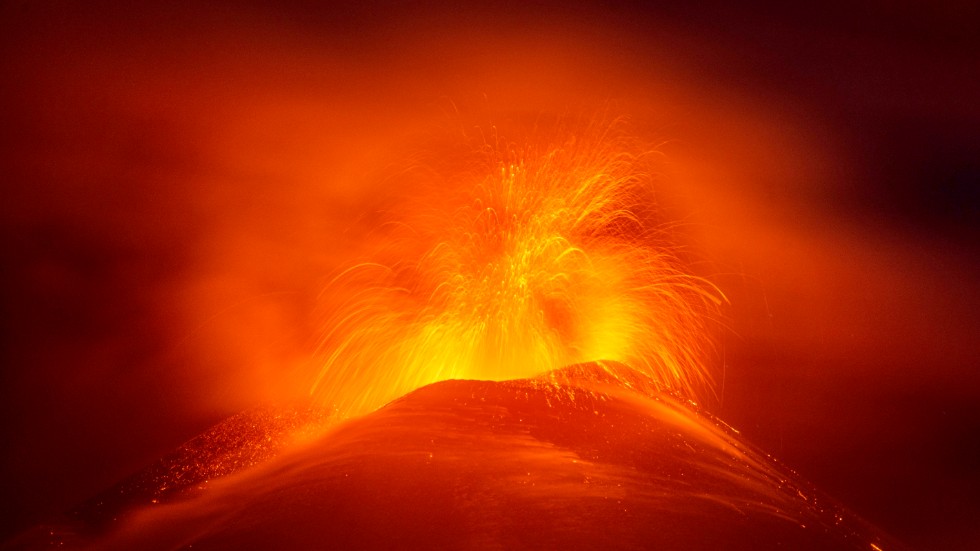 Lava sprutar ut från vulkanen Etna på Sicilien. Arkivbild