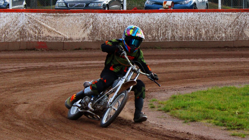 William Andersson, tio år, imponerade på ovalen och till nästa år vill han ha en egen speedwaycykel och fortsätta med sporten.
