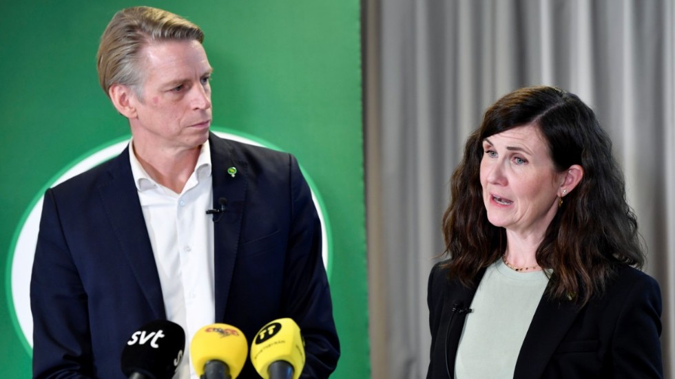 Miljöpartiets språkrör Per Bolund och Märta Stenevi har att navigera i ett trångt läge. Går det verkligen att vinna väljare på försämringar för klimatets skull?